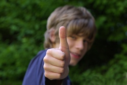 Junge streckt Daumen hoch